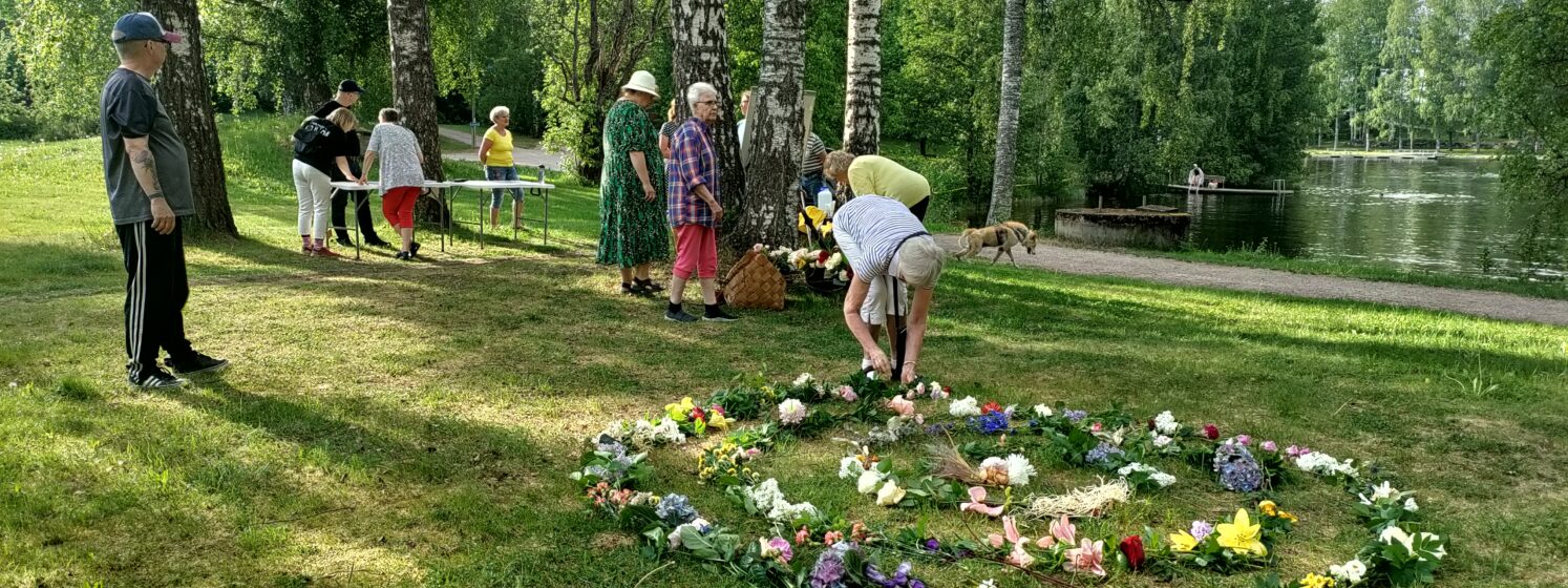 Kukkaspiraalin tekoa ja keskustelua Jyrängön rantatuvalla