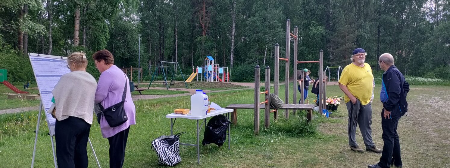 Asukkaat arvioivat Tommolaa fläppitaululla leikki- ja lähiliikuntapuistossa