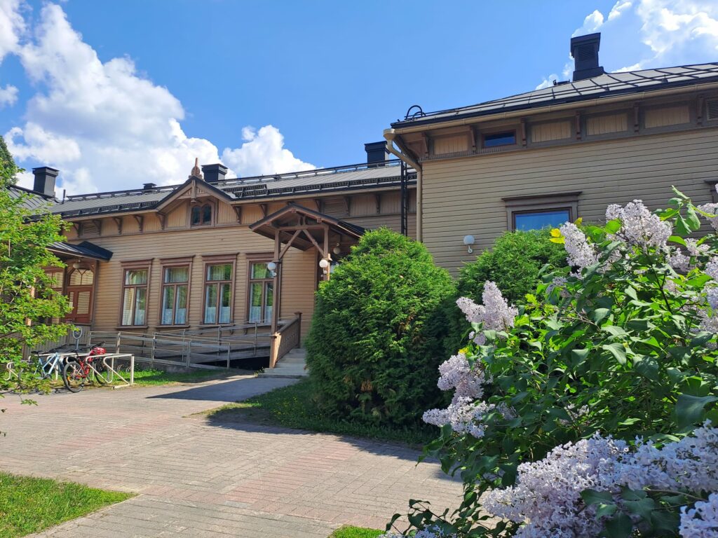 Musiikkiopiston pihapiiriä