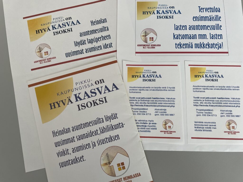 Kuvassa messuesitteitä, joissa mainostetaan Heinolan asuntomessujen antia.