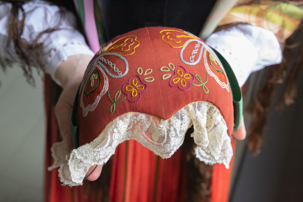 Kuva kansallispukuun kuuluvasta punaisesta kirjailusta tykkimyssystä. Kuvan ottanut Silvi Kaarakainen