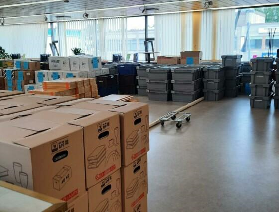 Muuttolaatikoita ja pahvilaatikoita pakattuna kirjaston yläkerrassa.
