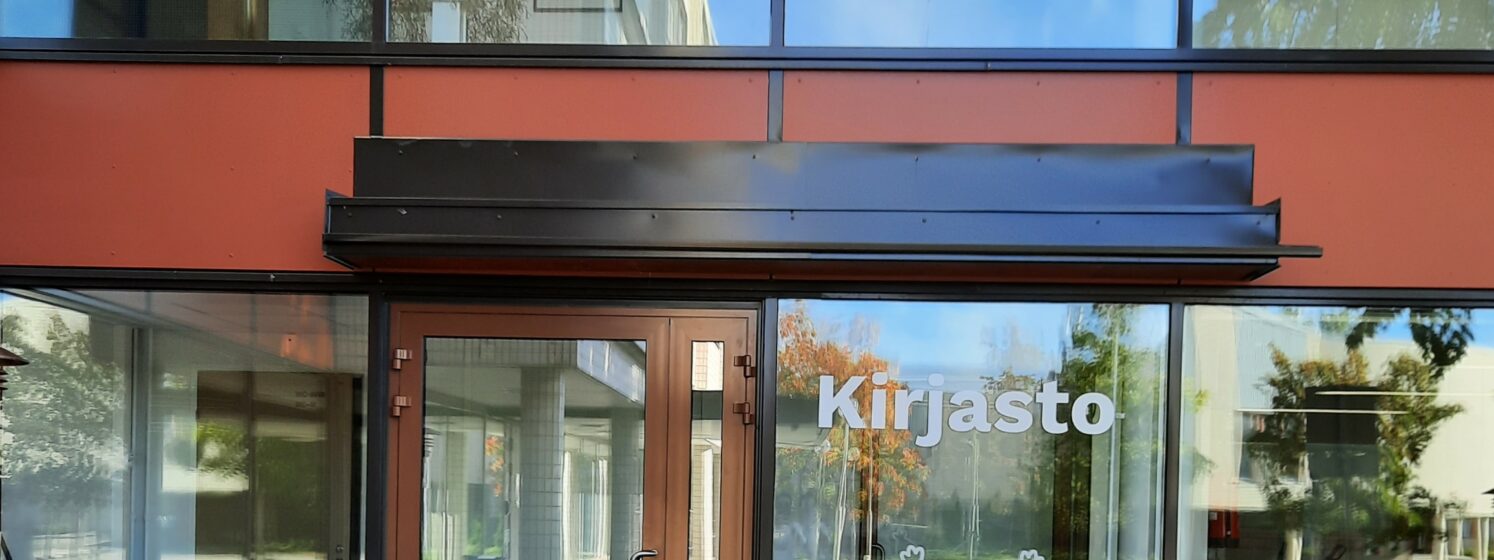 Kirjaston lasi-ovi.