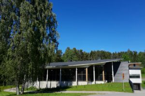 Uimahallin rakennus ulkoa.