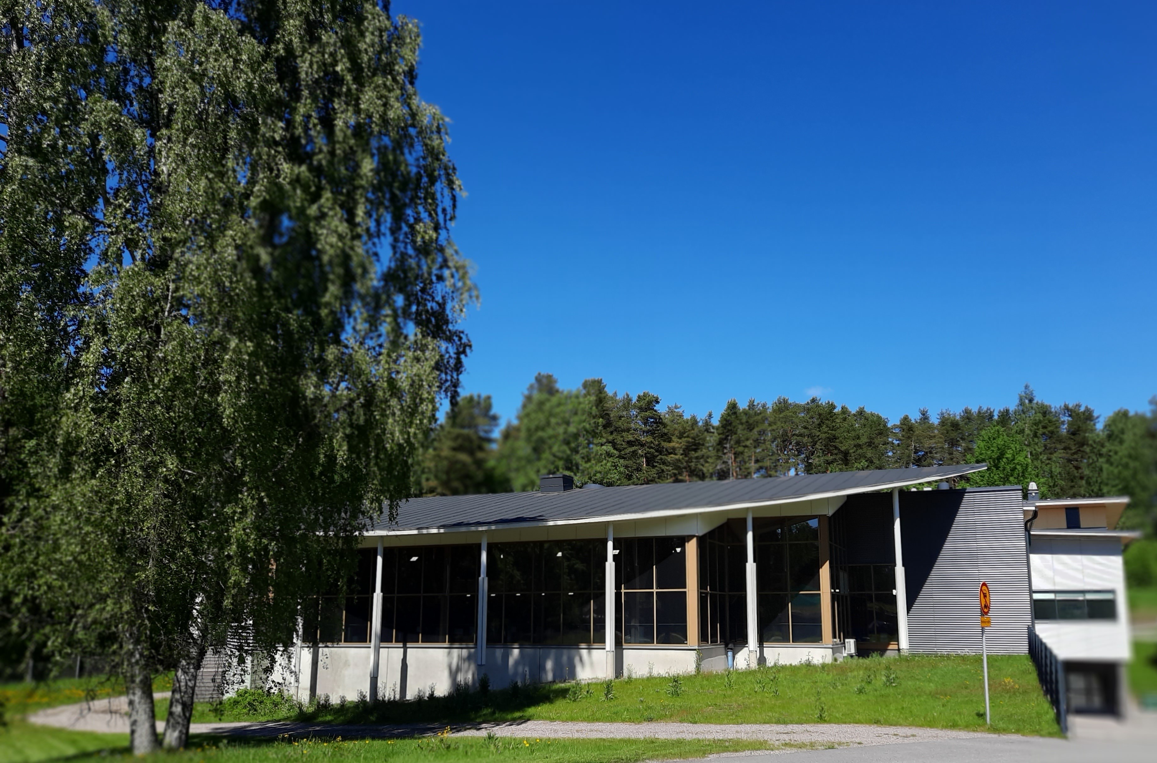 Uimahallin rakennus ulkoa.