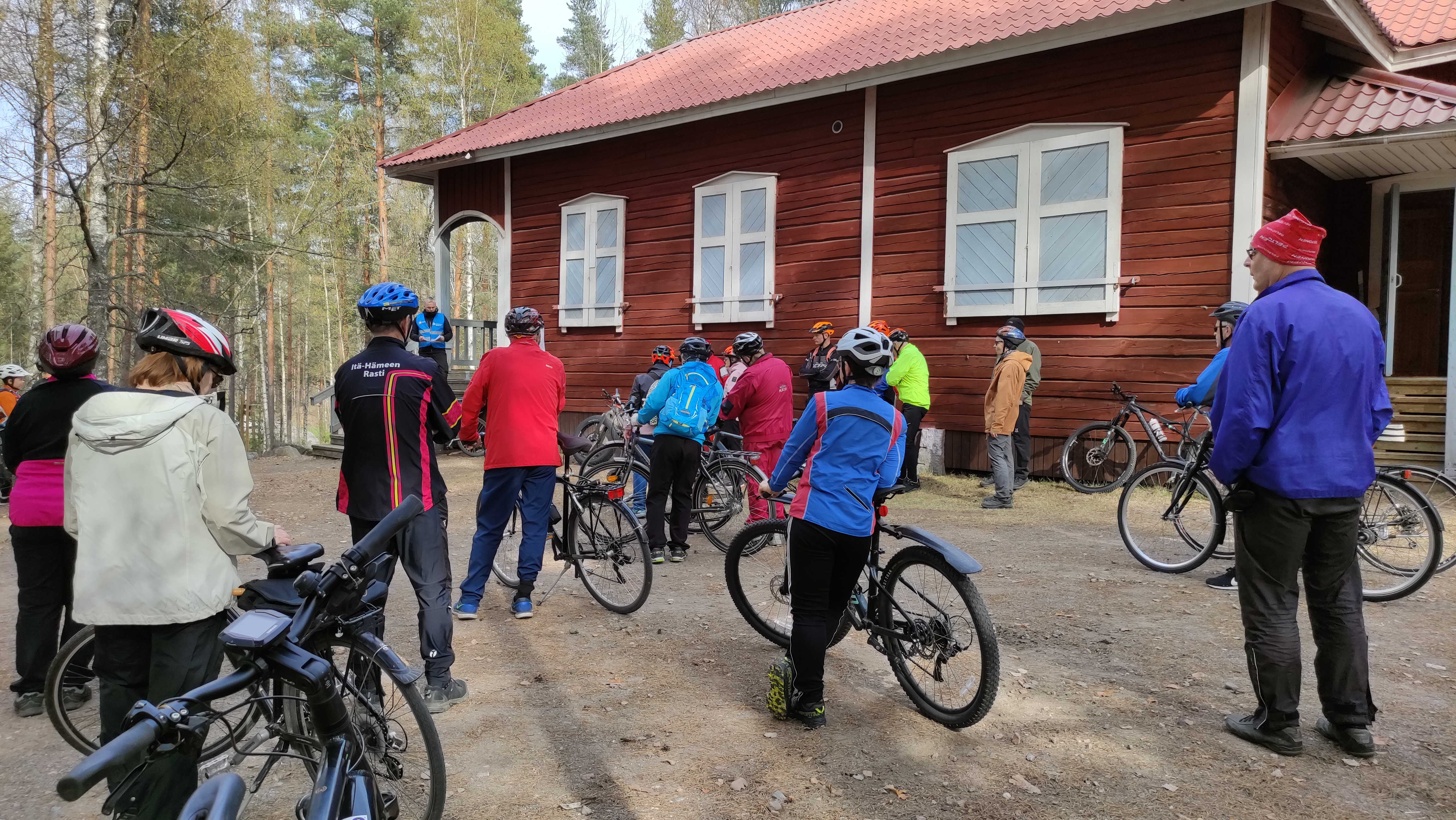 Pyöräilijät valmiina lenkille