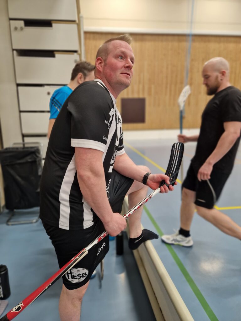 Kirjoittaja salibandykaukalon laidalla