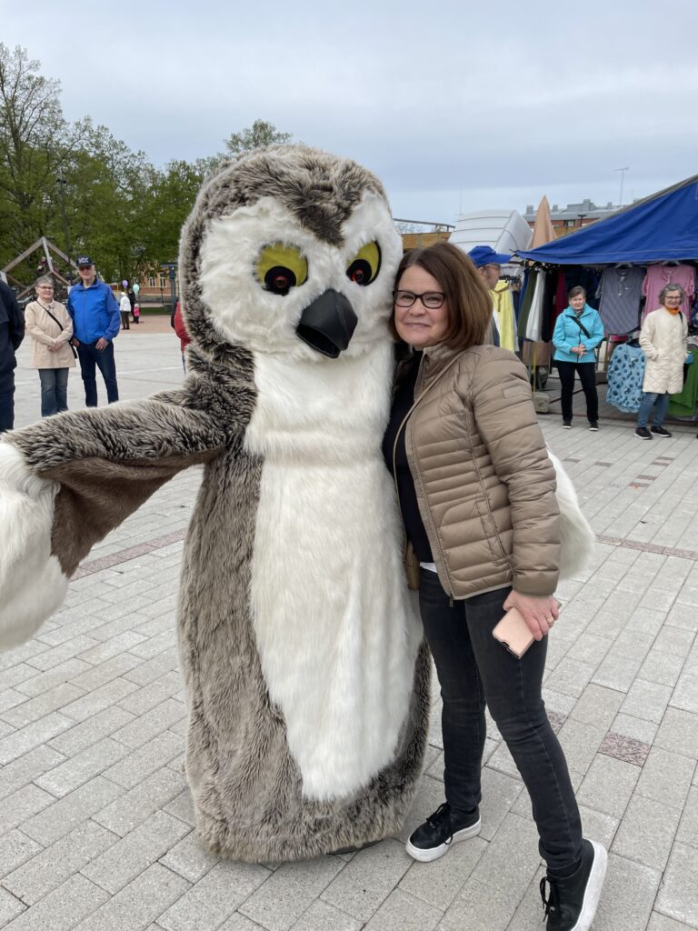 Yhteiskuvassa ovat Heinolan Pöllö-maskotti ja Heinolan kaupungin hallinto- ja kehitysjohtaja Hanna Hurmola-Remmi.