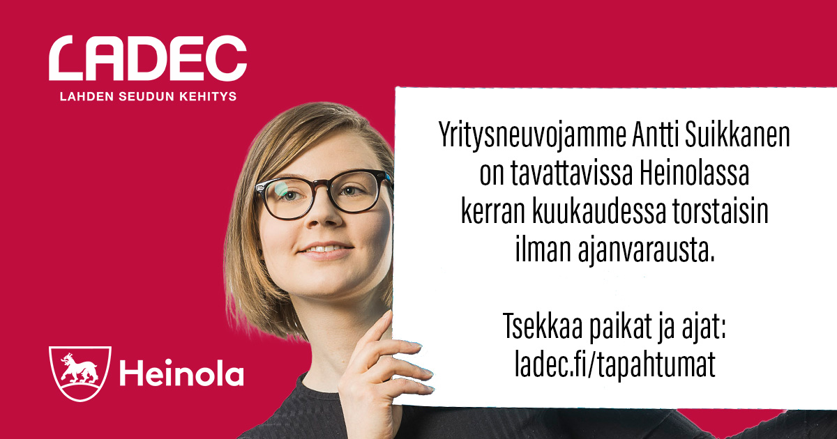 Nainen pitää kylttiä, jossa lukee: "Yritysneuvojamme Antti Suikkanen on tavattavissa Heinolassa kerran kuukaudessa torstaisin ilman ajanvarausta. Tsekkaa paikat ja ajat osoitteesta ladec.fi/tapahtumat".