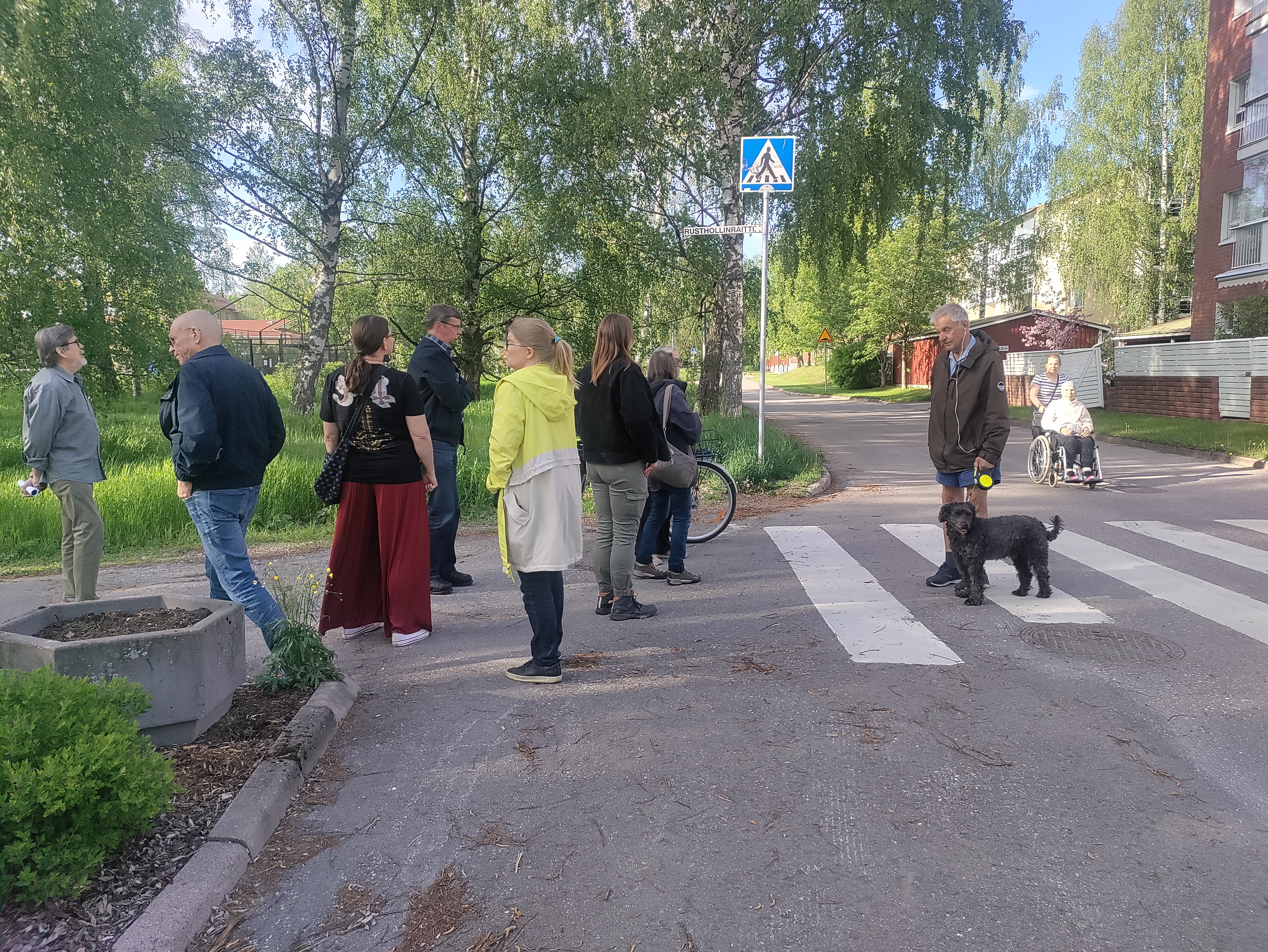 Asukkaat maastokäynnillä Ojakadun kosteikkoalueella