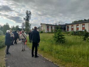 Ihmisiä tutkimassa tulevaa rakennuspaikkaa