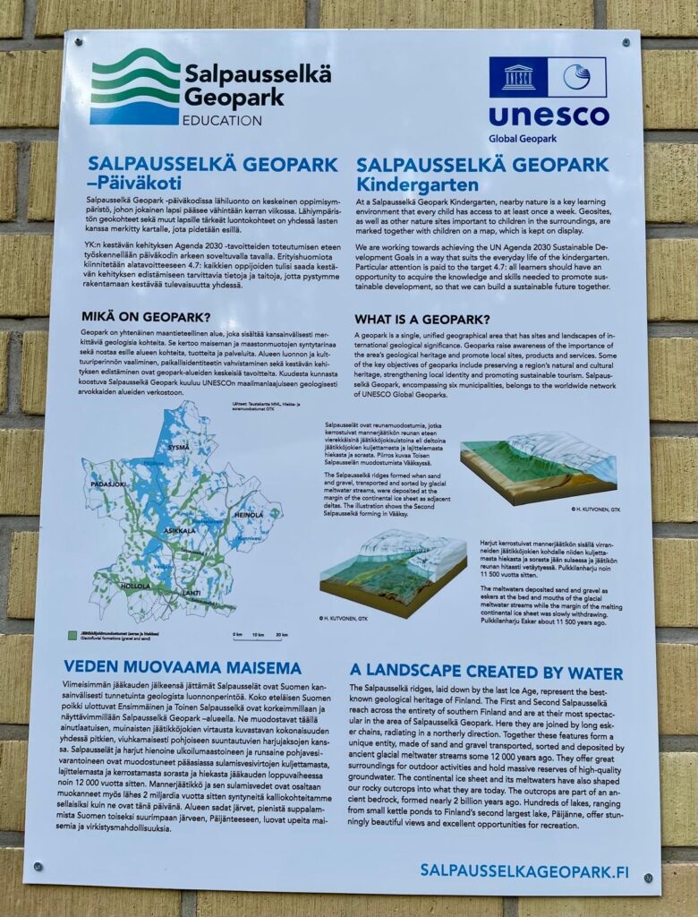 Salpausselkä Geopark tunnuslaatta kiinnitetty Kettukallion päiväkodin seinään.