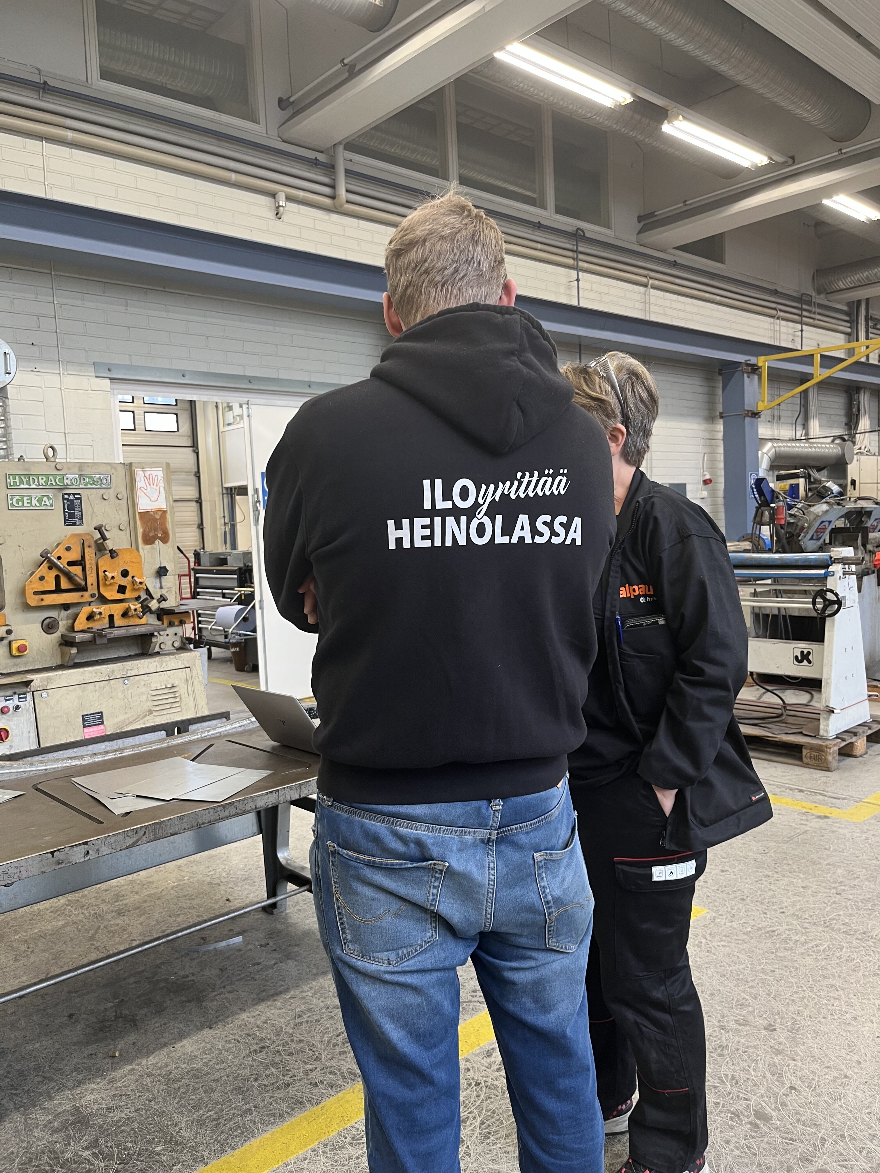 Ilo yrittää Heinolassa -slogan mustassa hupparissa