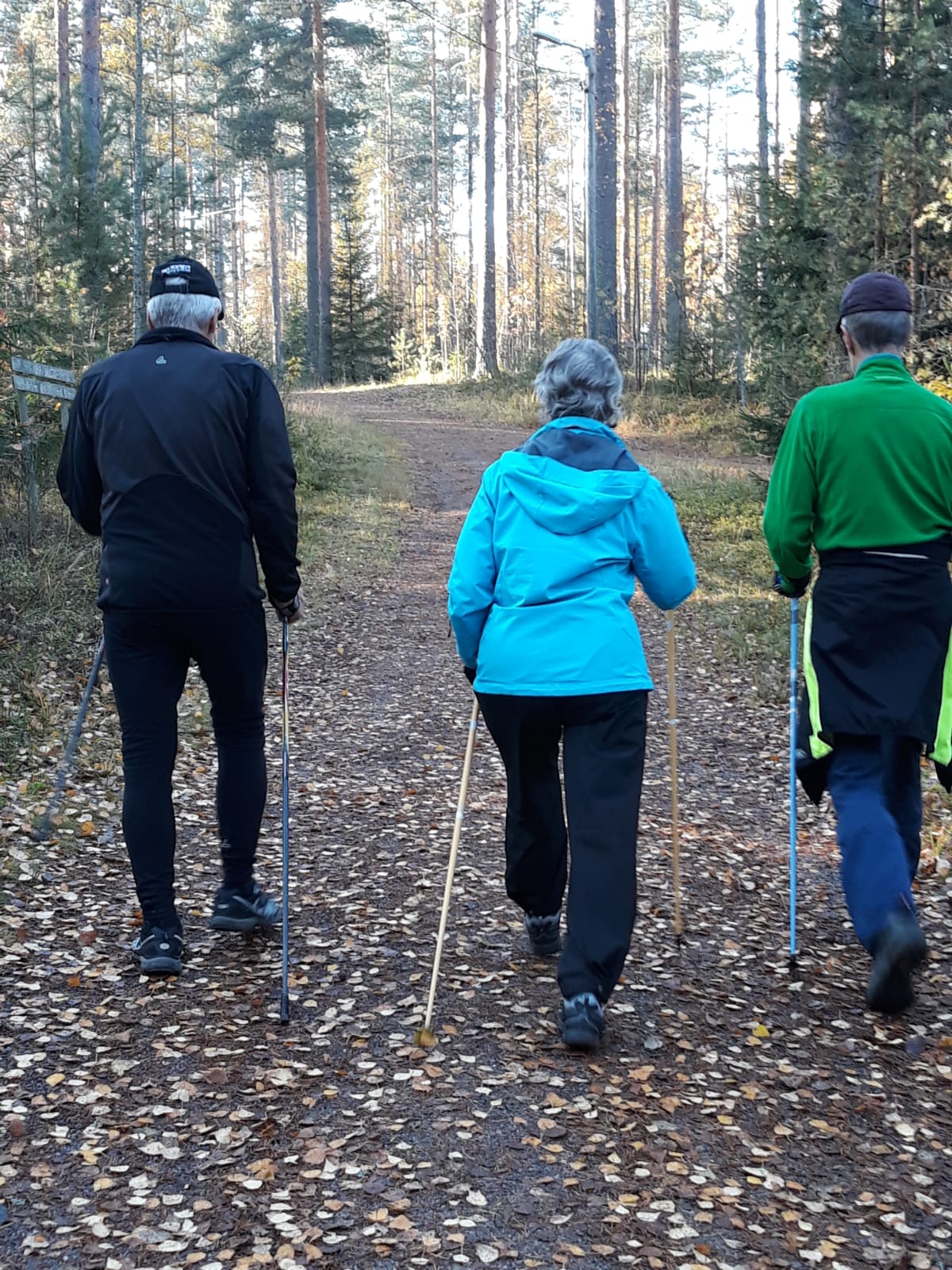 Savakävelijät lenkillä.