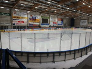 Jäähallin kaukalo.