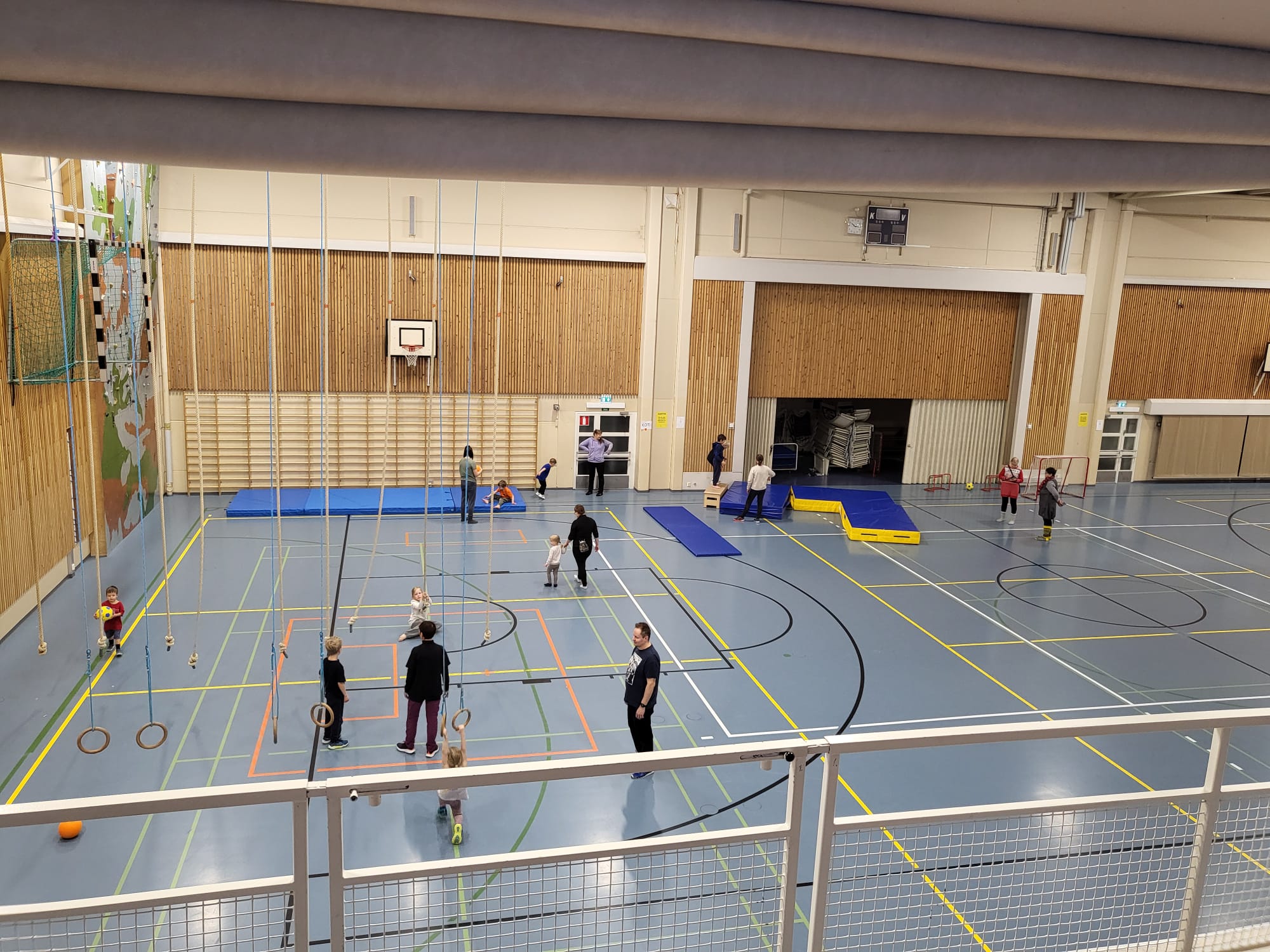 Liikkahallilla on tilaa leikkiä, pelata ja temmeltää.