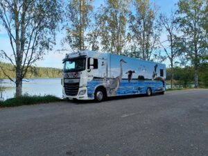 Kirjastoauto Sulka järvimaisemassa.