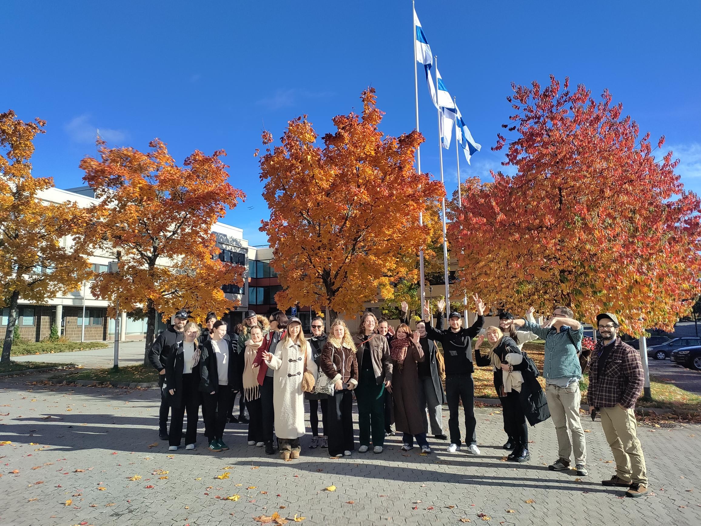 LAB-ammattikorkeakoulun Muotoiluinstituutin opiskelijaryhmä kaupungintalon pihalla