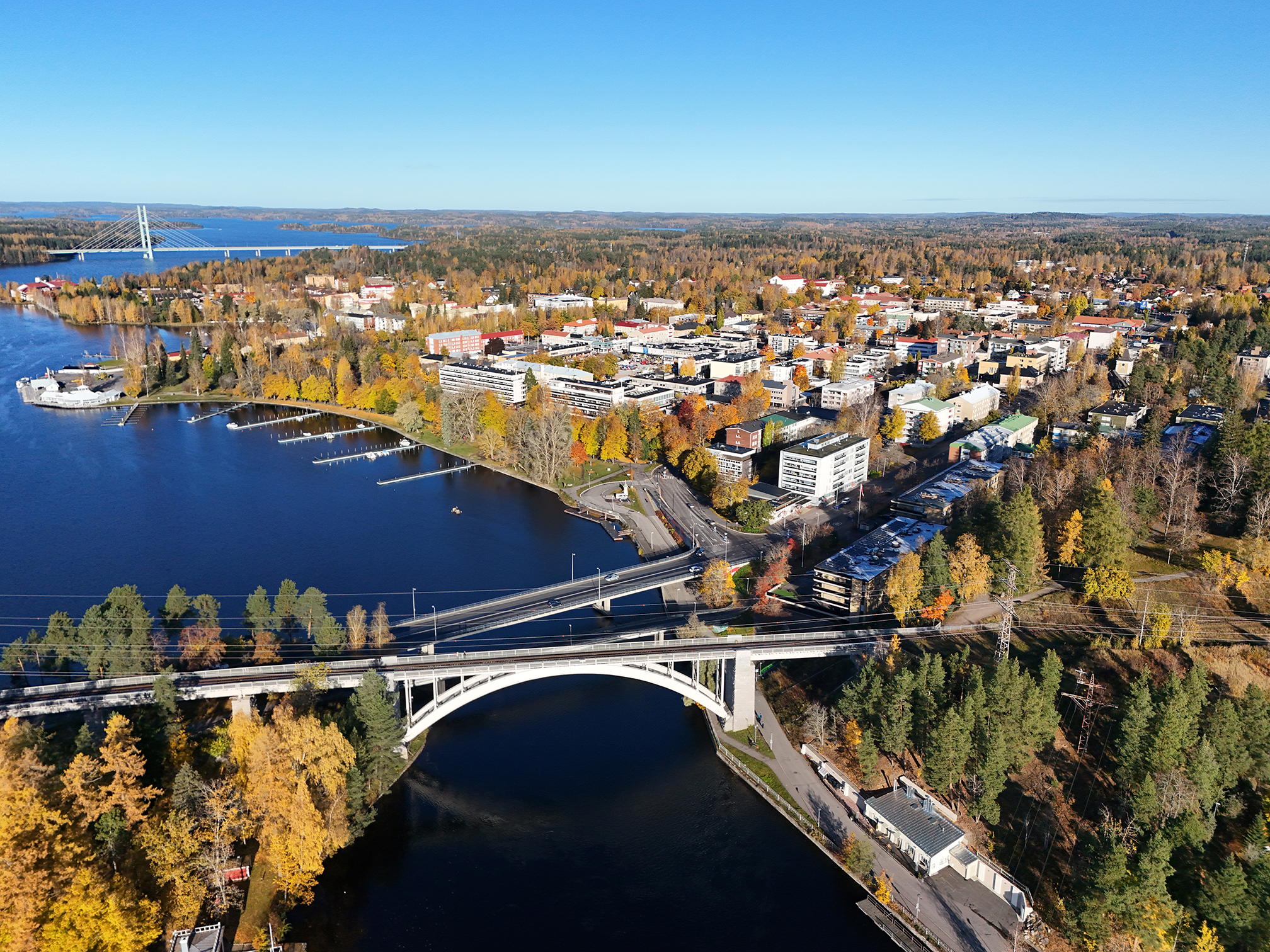 Ruskainen ilmakuva lokakuulta 2025, jossa näkyvät kaikki Heinolan sillat ja myös keskustan aluetta.