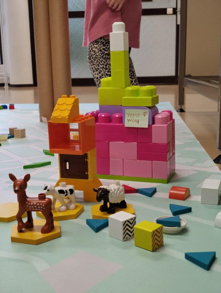 Lasten rakentama Versowoodin tehdas.