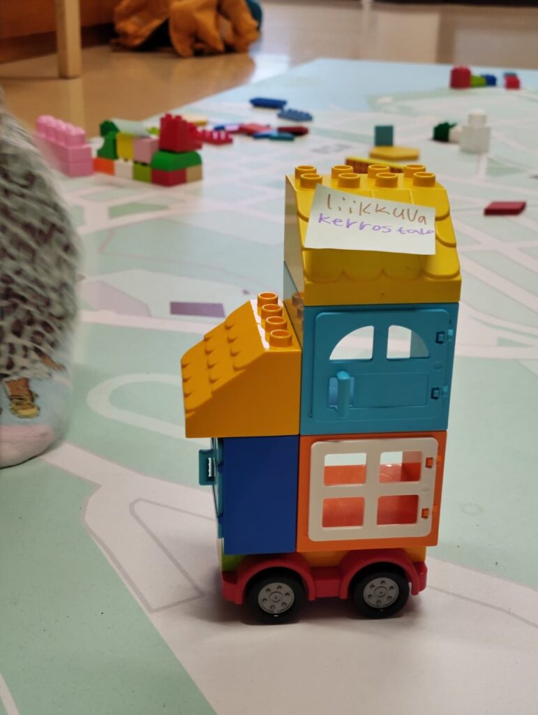 Lasten rakentama liikkuva kerrostalo.