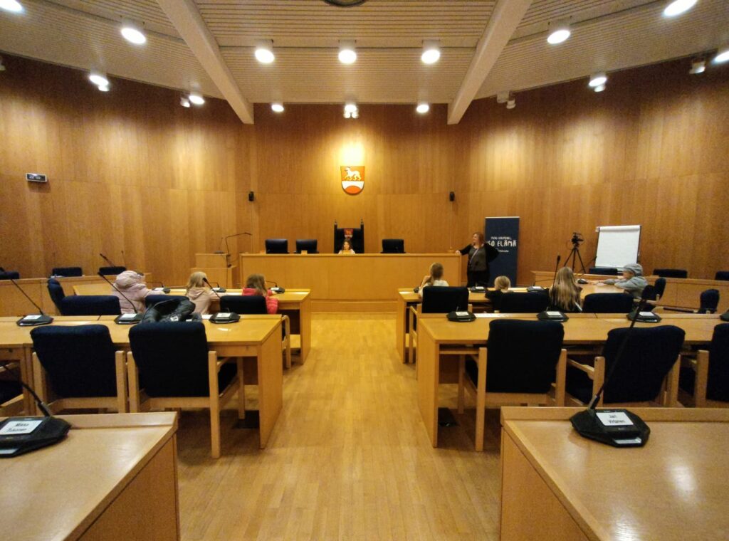 Lapset tutustumassa valtuustosaliin.