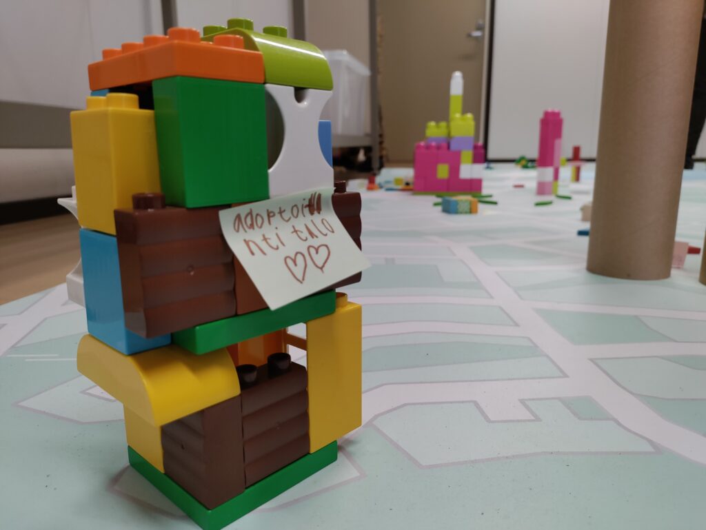 Lasten rakentama adoptointitalo.