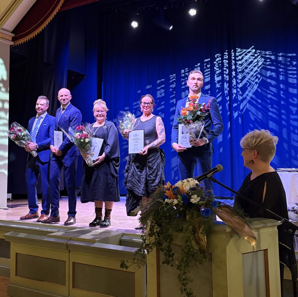 Kuvassa Vuoden Nuori Yrittäjä -palkinnon saanutta Kuurila Invest Oy:n yrittäjää Kalle Kuuurila, Vuoden Yksinyrittäjä- palkinnon saanut taiteilija Tiina Kivinen sekä vuoden yrittäjiksi valitut VVR Wood Oy:n Tero Vesanen ja Ville Valve sekä Heila Oy:n Titta Matsari.