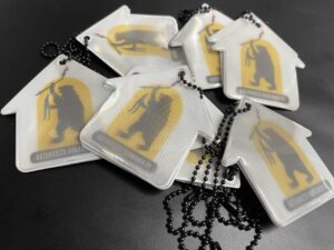 Katehuolto Hokkasen lahjoittamia heijastimia pöydällä.