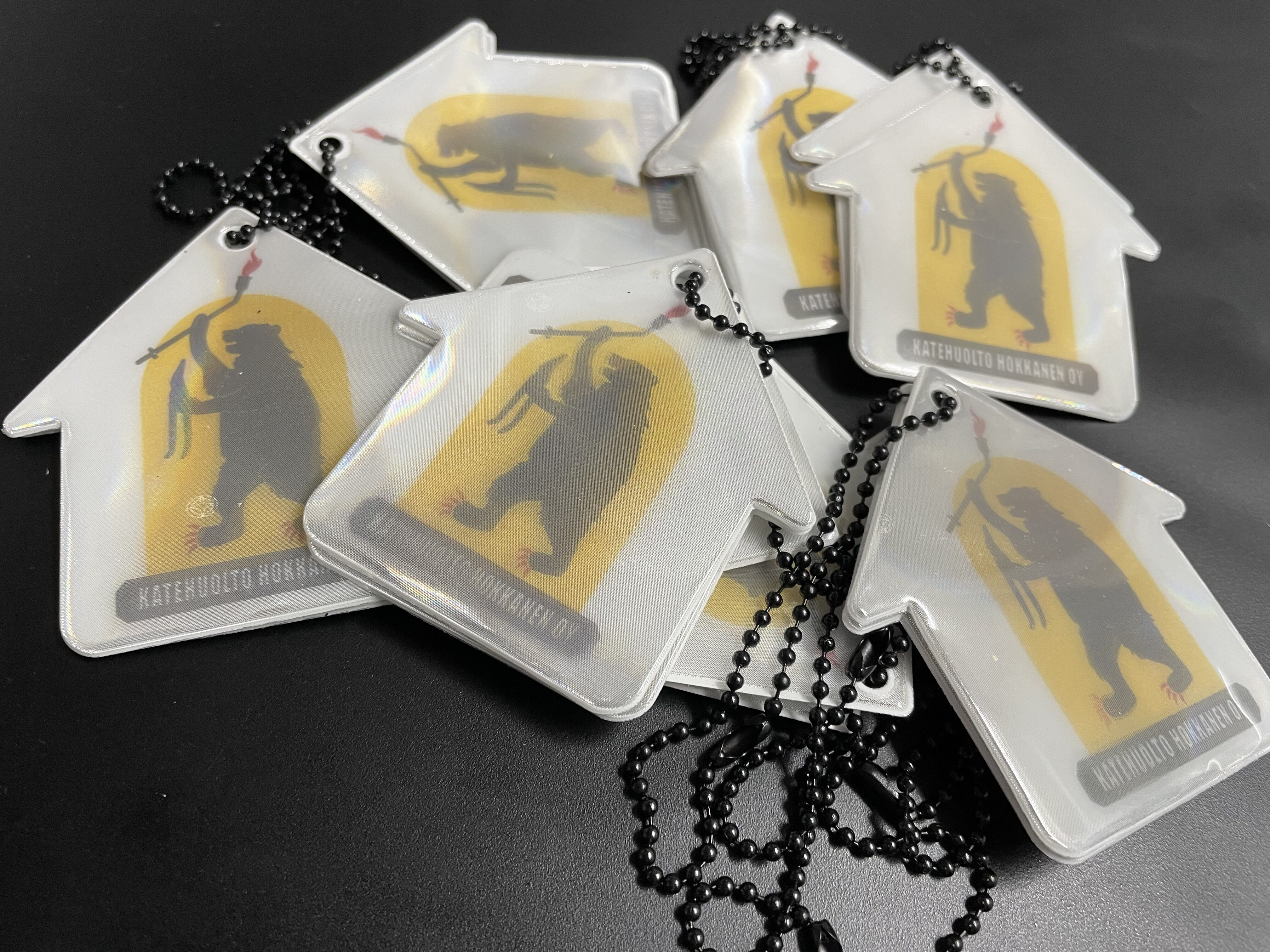 Katehuolto Hokkasen lahjoittamia heijastimia pöydällä.