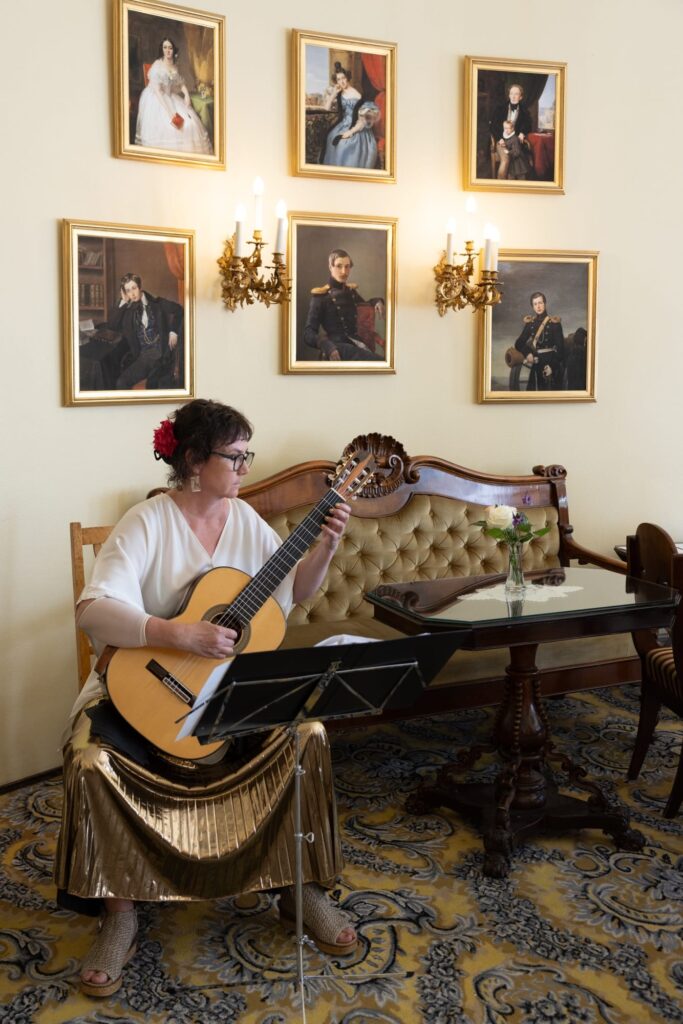 Saija Klemola soittaa kitaraa