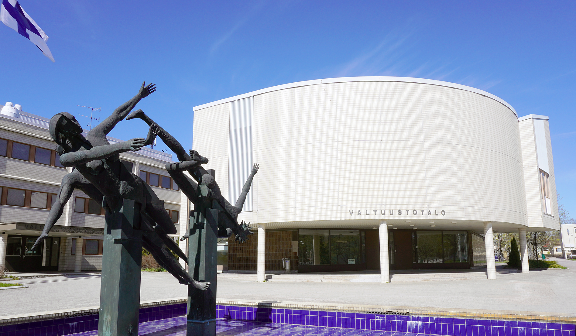 Valtuustotalo ulkoapäin.