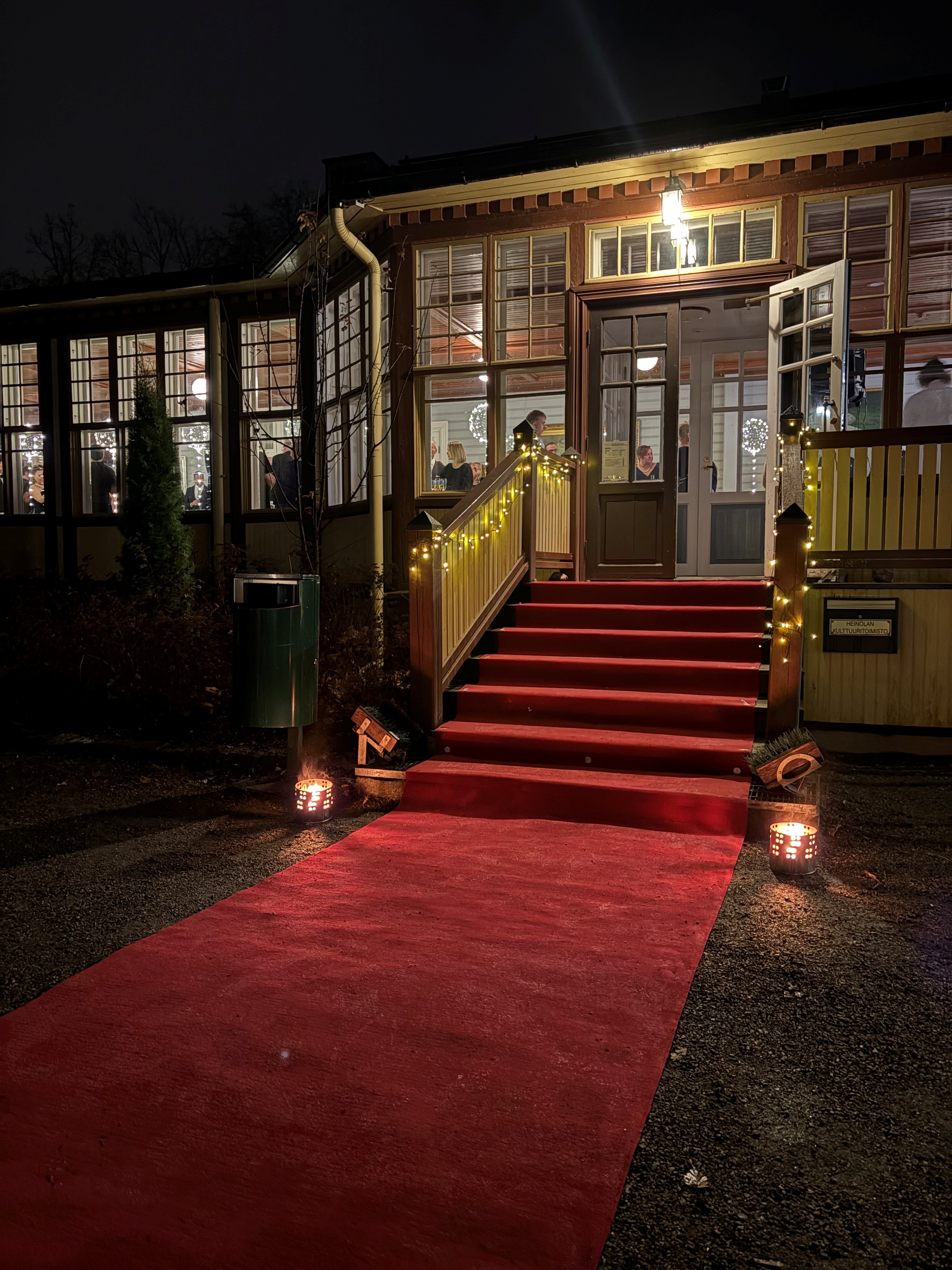 Kuvassa WPK-talo juhlavalaistuksessa