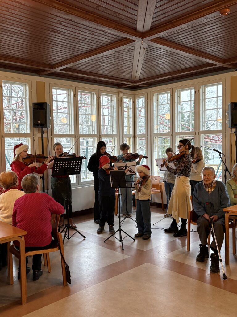 Musiikkiopiston pienet ja isommat muusikot eläköityneiden puurojuhlassa tunnelman luojina.