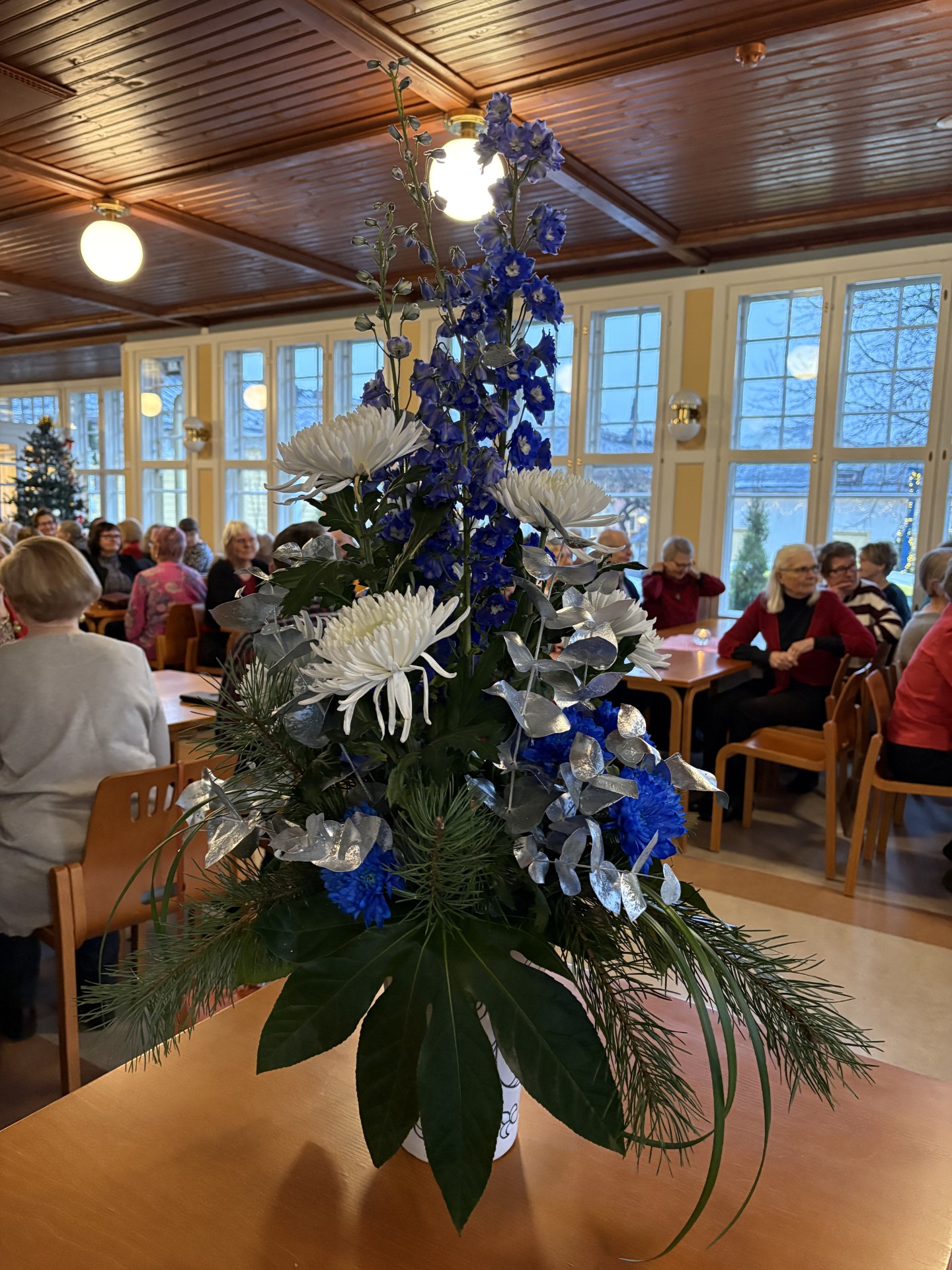 Kahvipöydän sinivalkoinen kukkalaite.