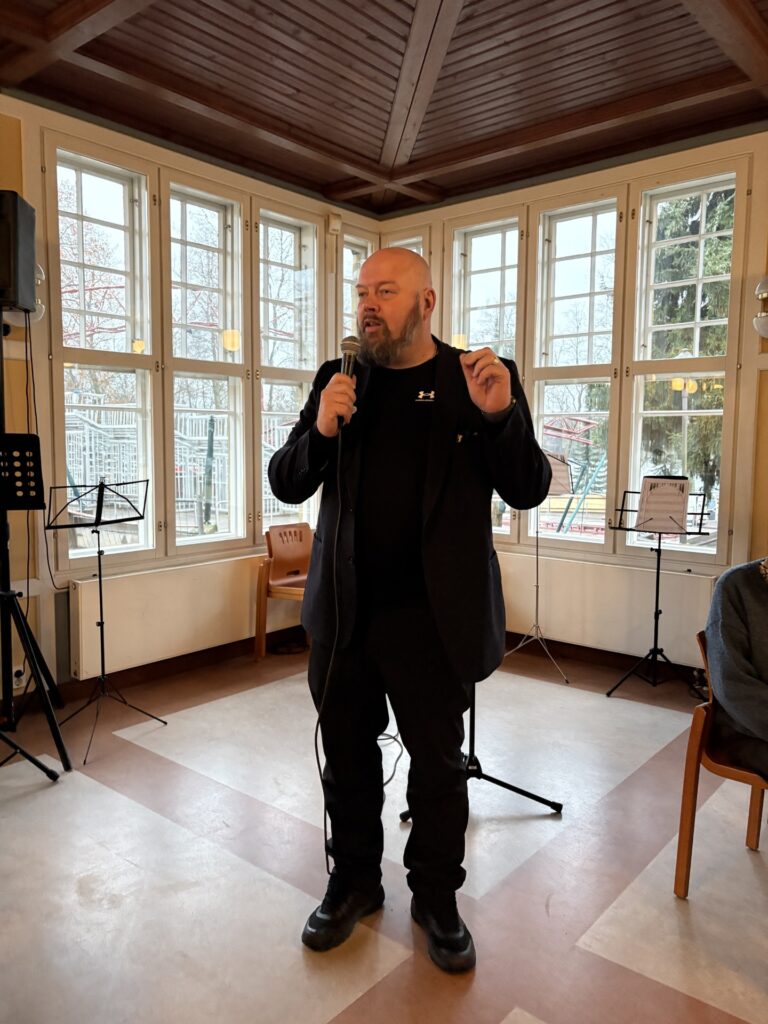 Kaupunginjohtaja Jari Parkkonen puhumassa eläköityneiden puurotilaisuudessa WPK-talolla 2025.