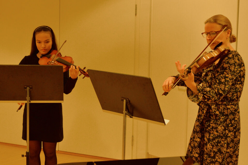 Anna Arvela ja Eija Kananen soittavat viuluja
