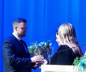 Heinola-mitali myönnettiin Marjatta ja Esko Kollin säätiölle, palkinnon vastaanotti säätiön johtaja Lauri Kolli.