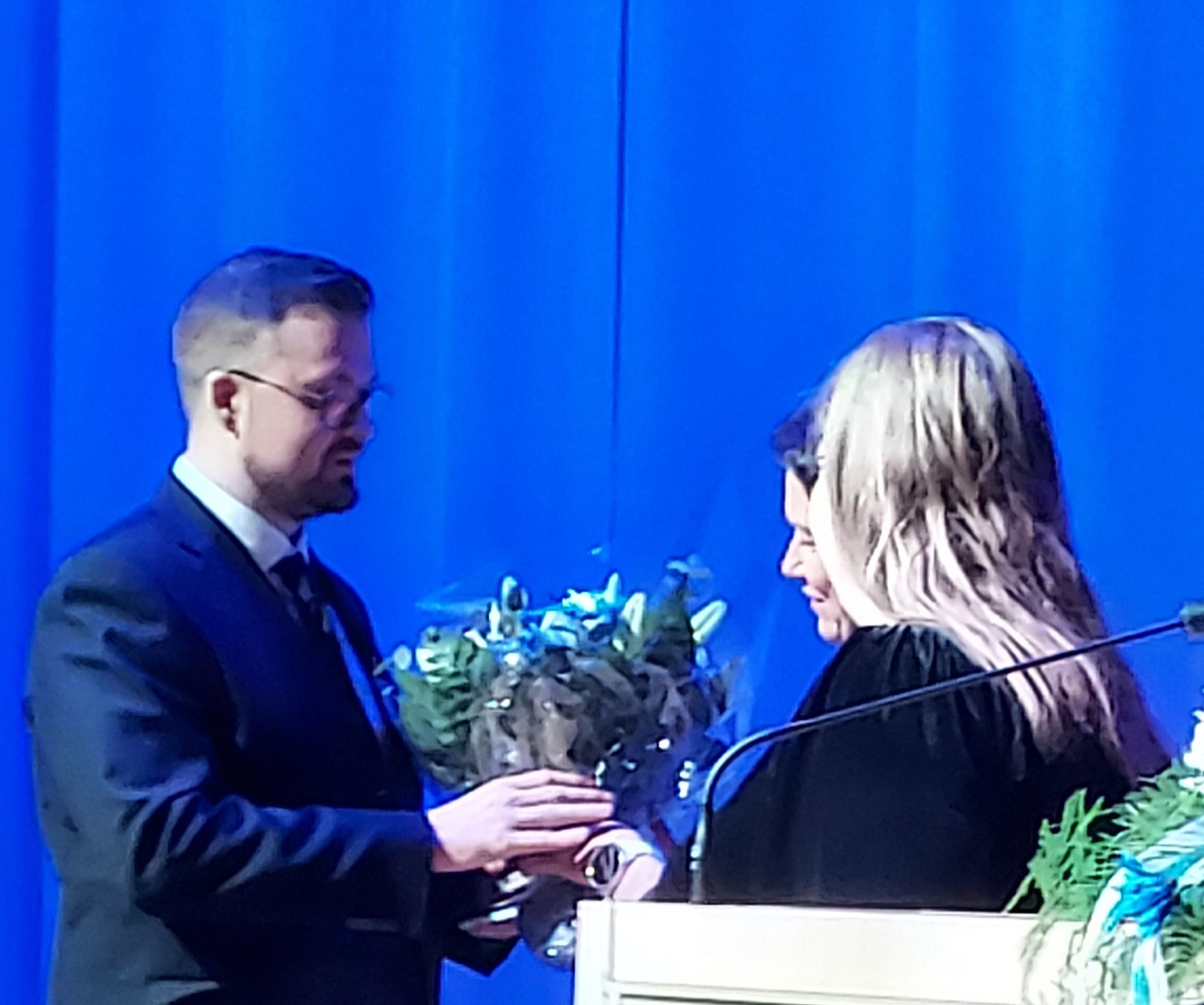 Heinola-mitali myönnettiin Marjatta ja Esko Kollin säätiölle, palkinnon vastaanotti säätiön johtaja Lauri Kolli.