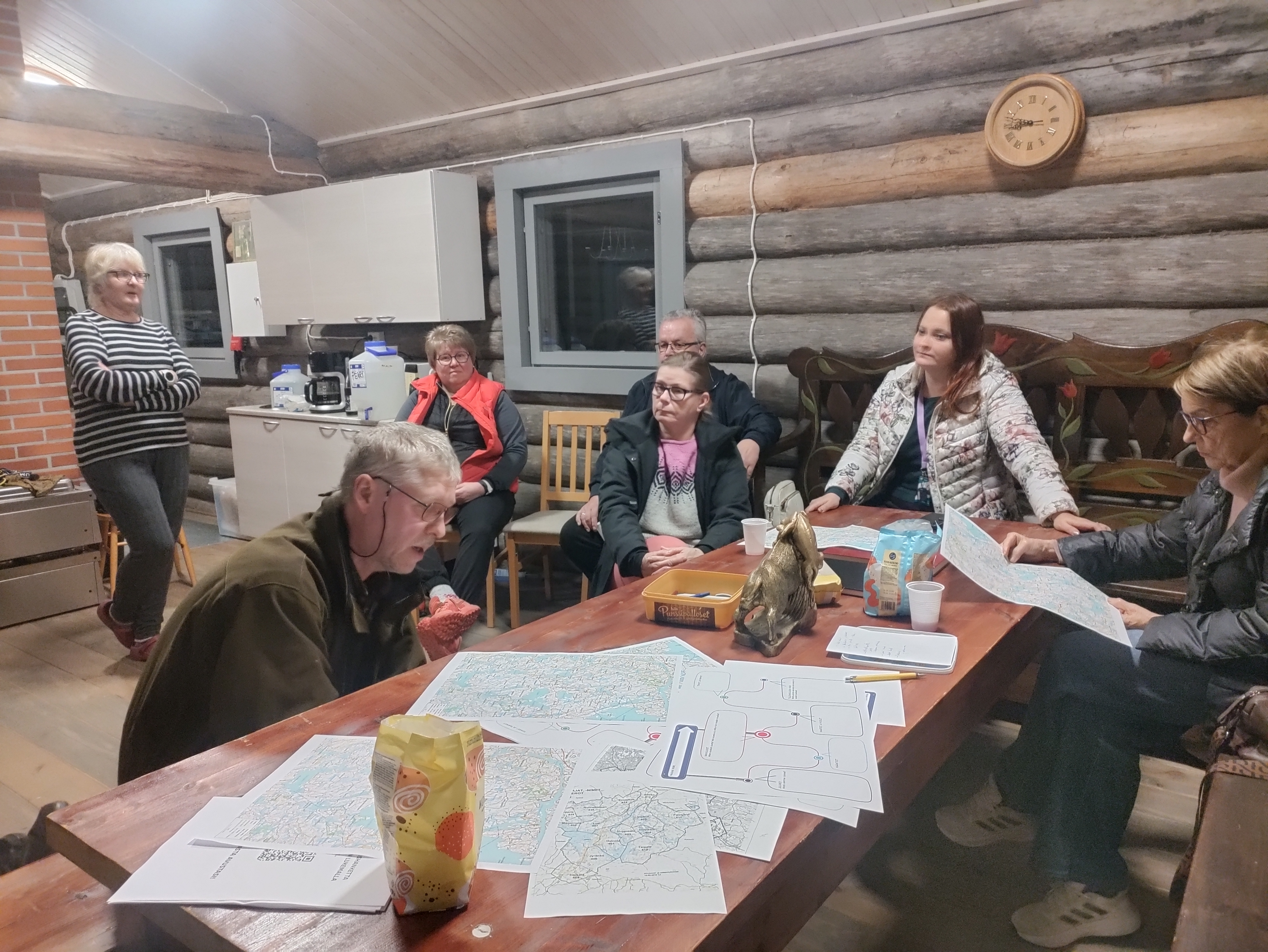 Ihmisiä asukastilaisuudessa Eränkävijätalolla