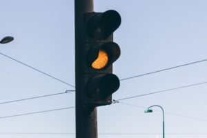 liikennevalo, jossa palaa oranssi valo