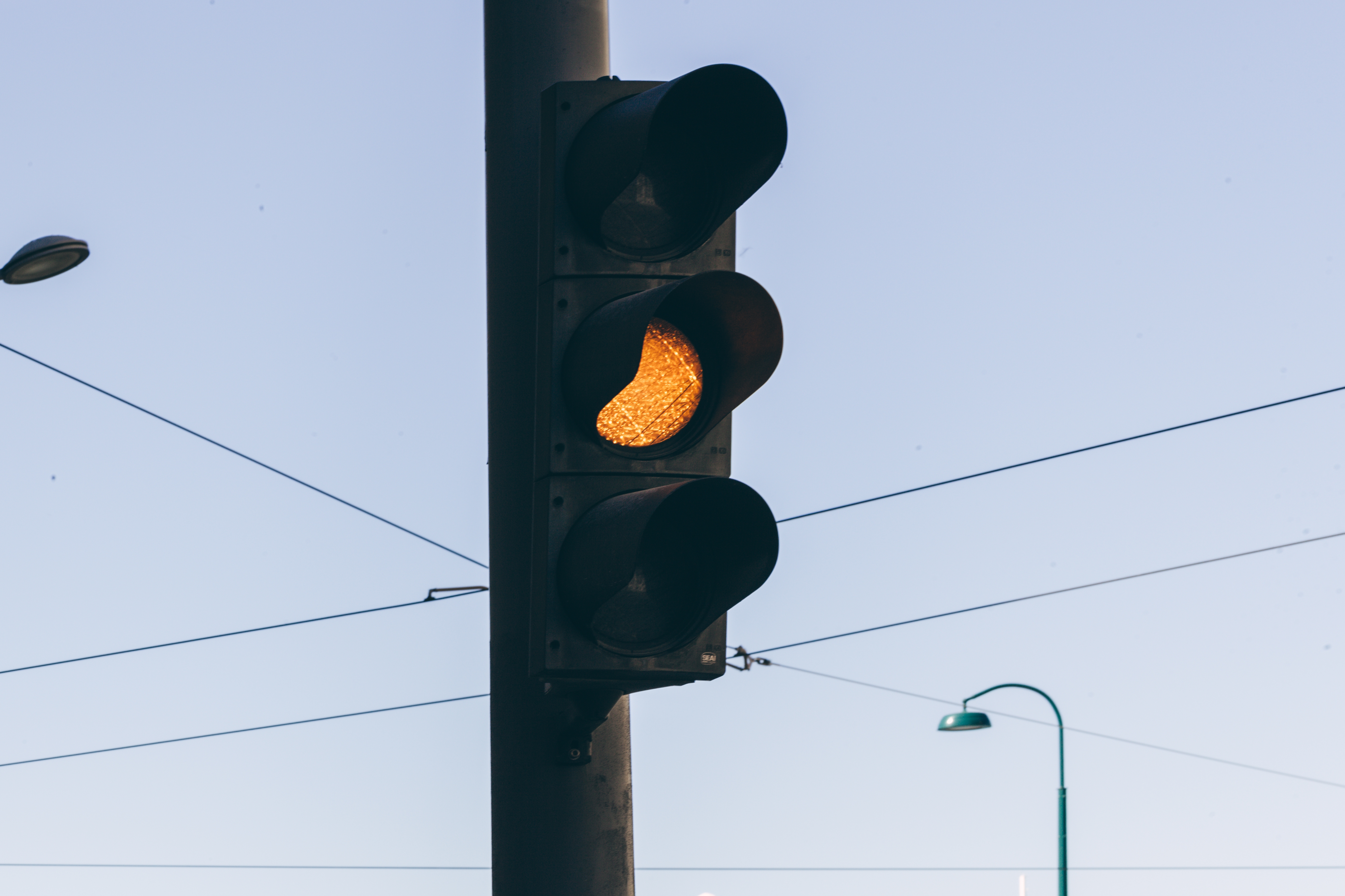 liikennevalo, jossa palaa oranssi valo