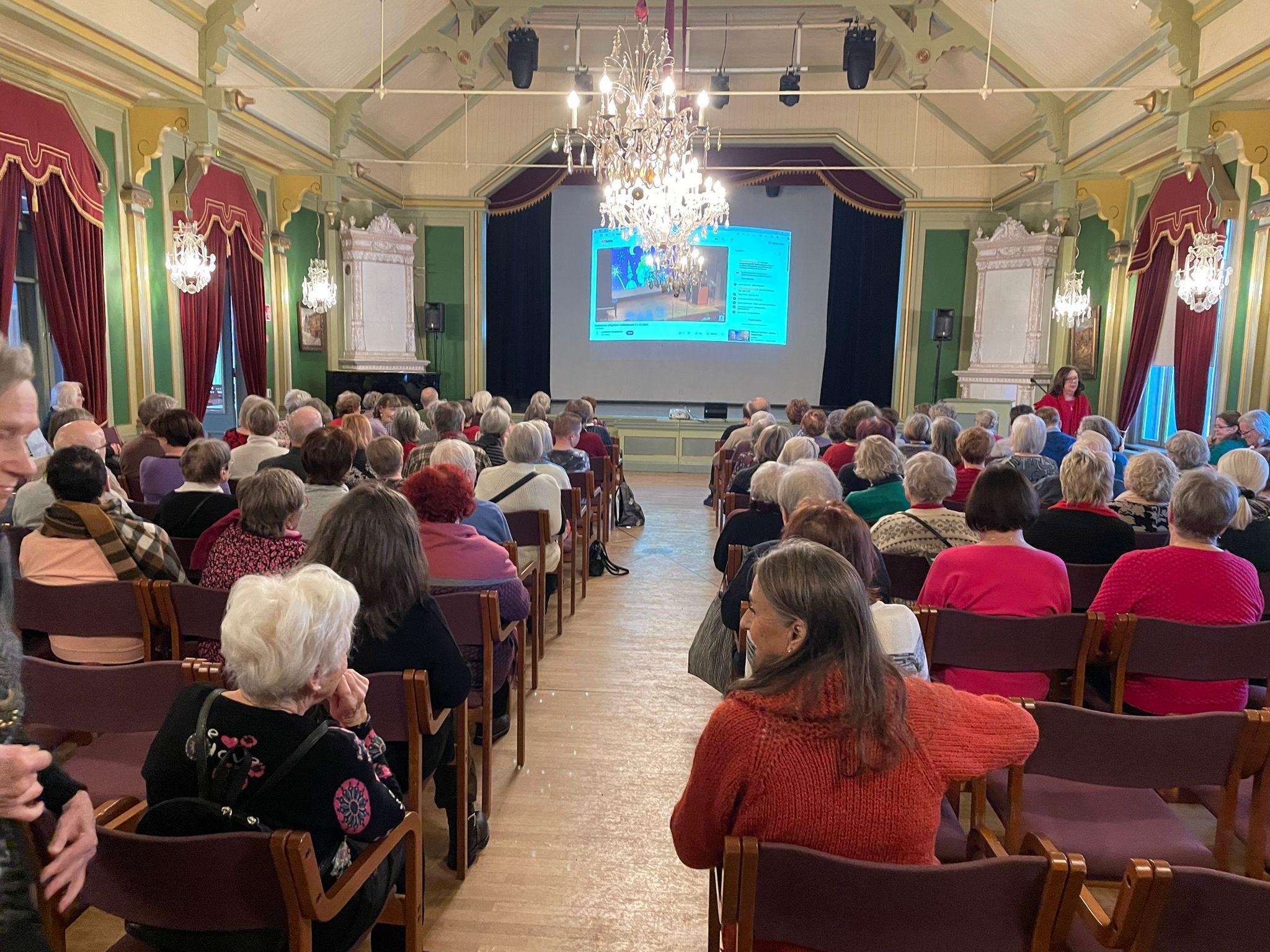 Yleisöä wpk-talon juhlasalissa.