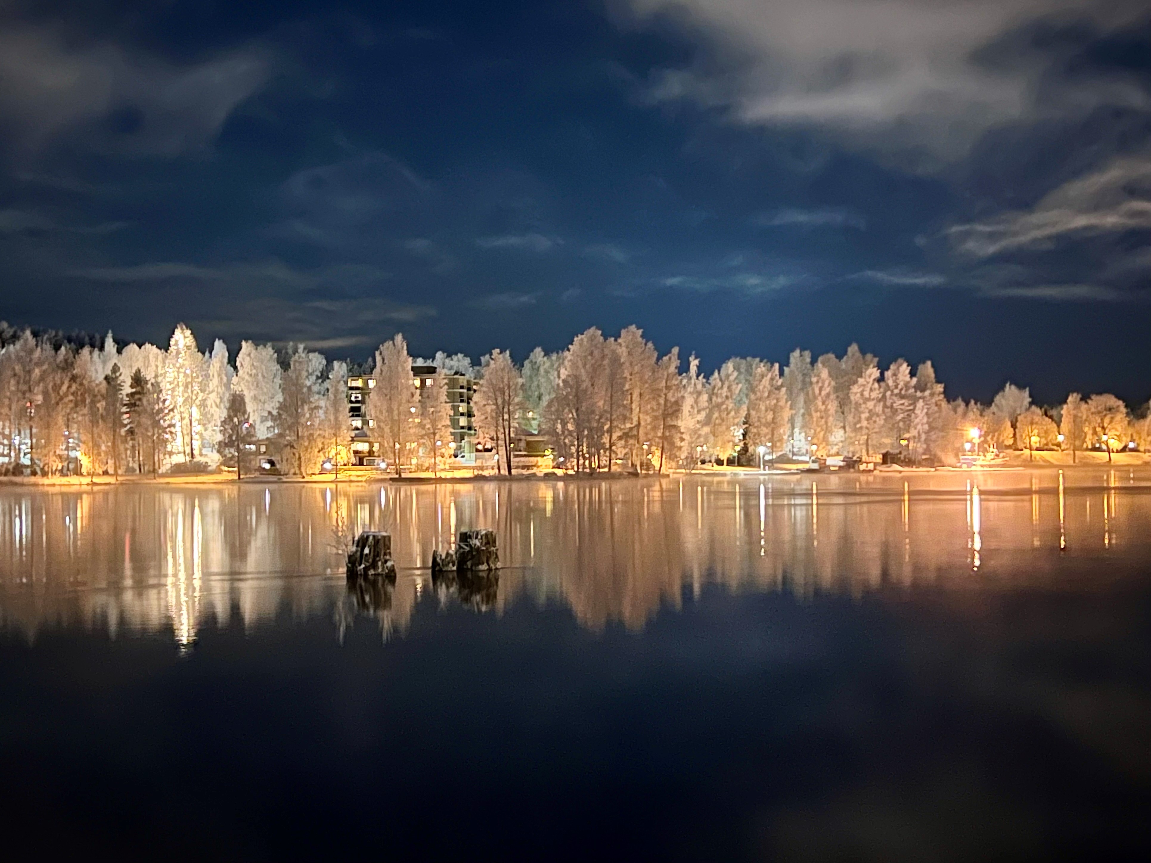 Jokimaisema, vastarannalla huurteiset valaistut puut