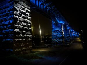 Itsenäisyyspäivän juhlavalaistus rautatiesillalla 2025