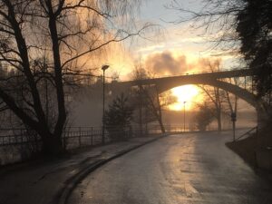 Heinolan rautatiesilta ja sen takana auringonlasku