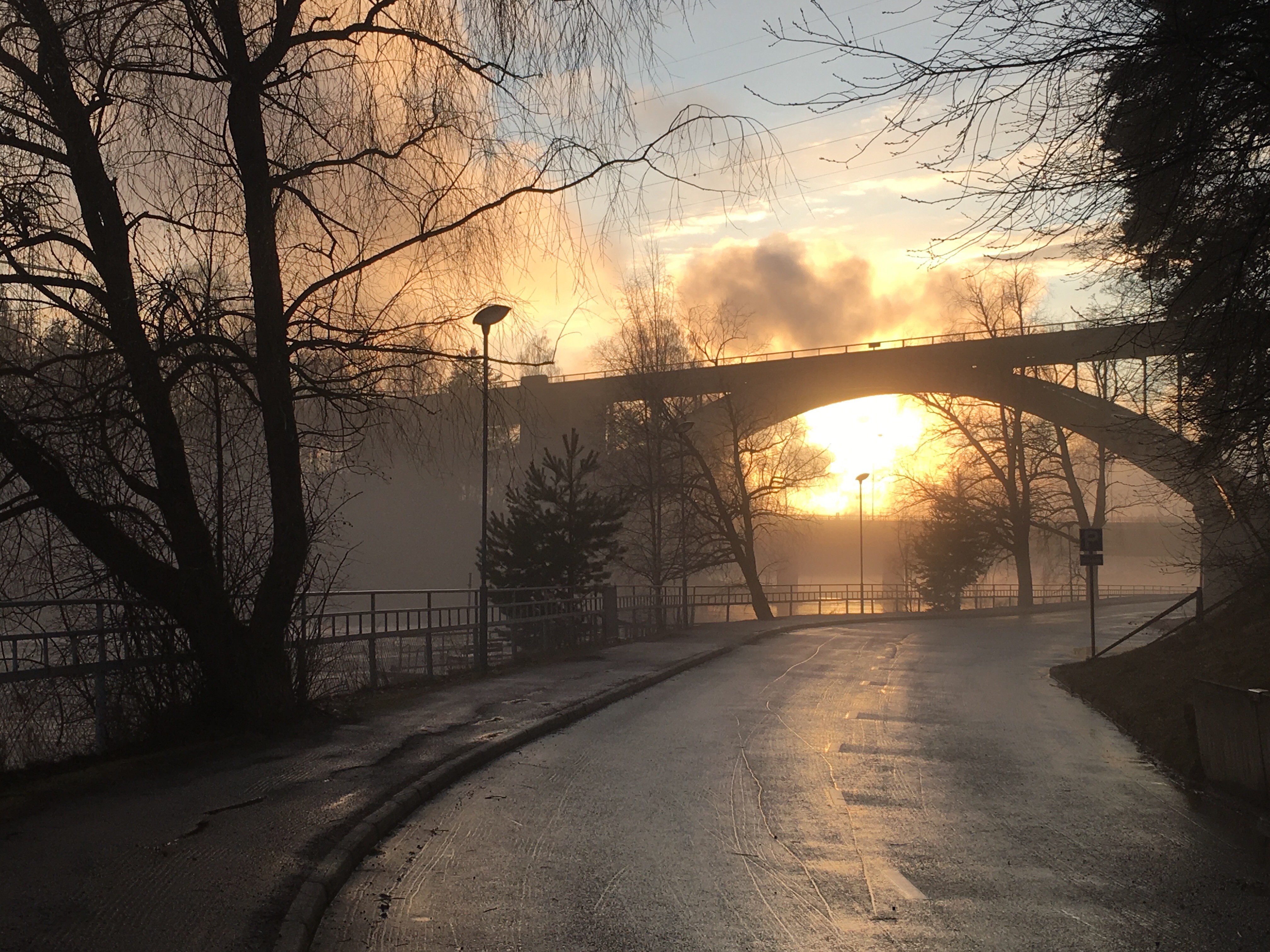 Heinolan rautatiesilta ja sen takana auringonlasku