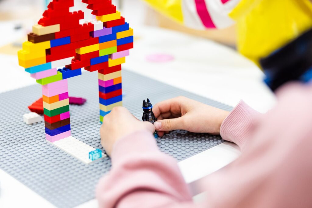 lapsi leikkii batman-legolla