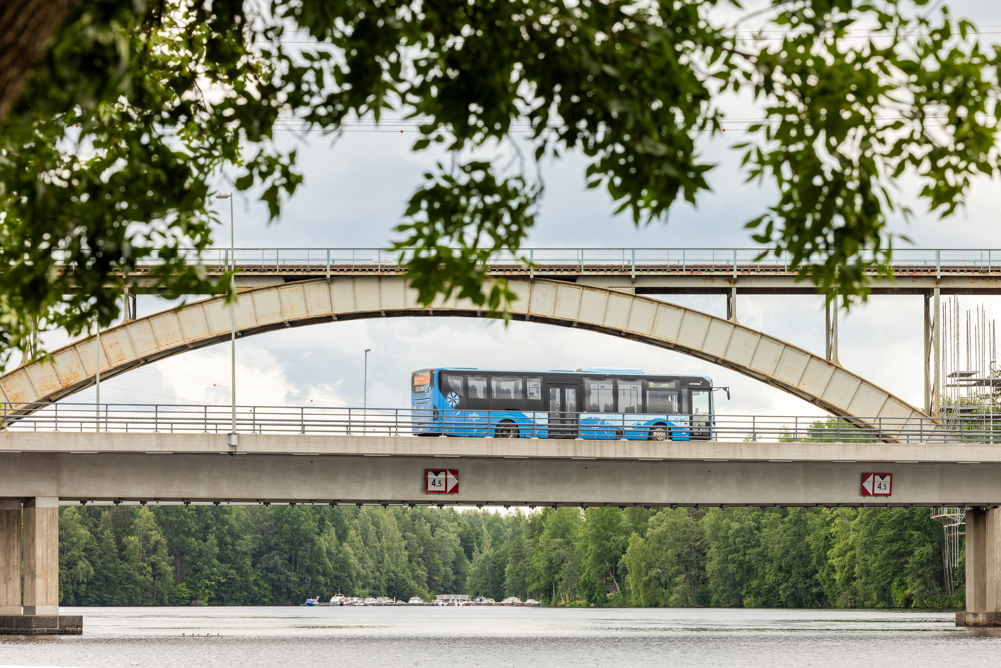 Lahden seudun liikenteen linja-auto Heinolan sillalla.