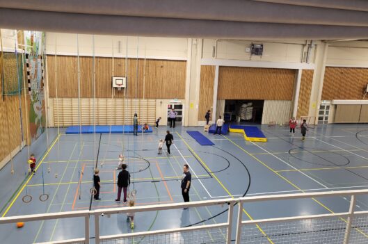 Perheliikka sisätiloissa kirkonkylässä